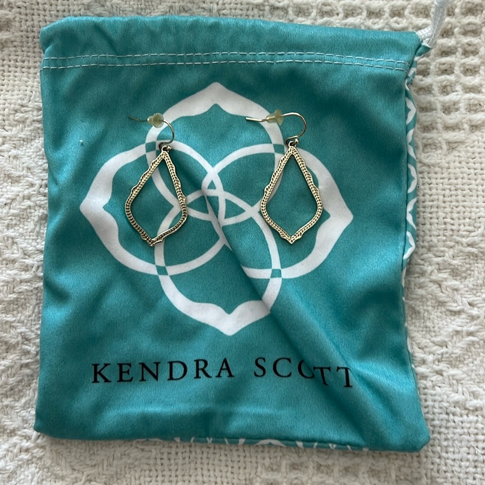 Kendra Scott Sophee Drop Earrings in Gold